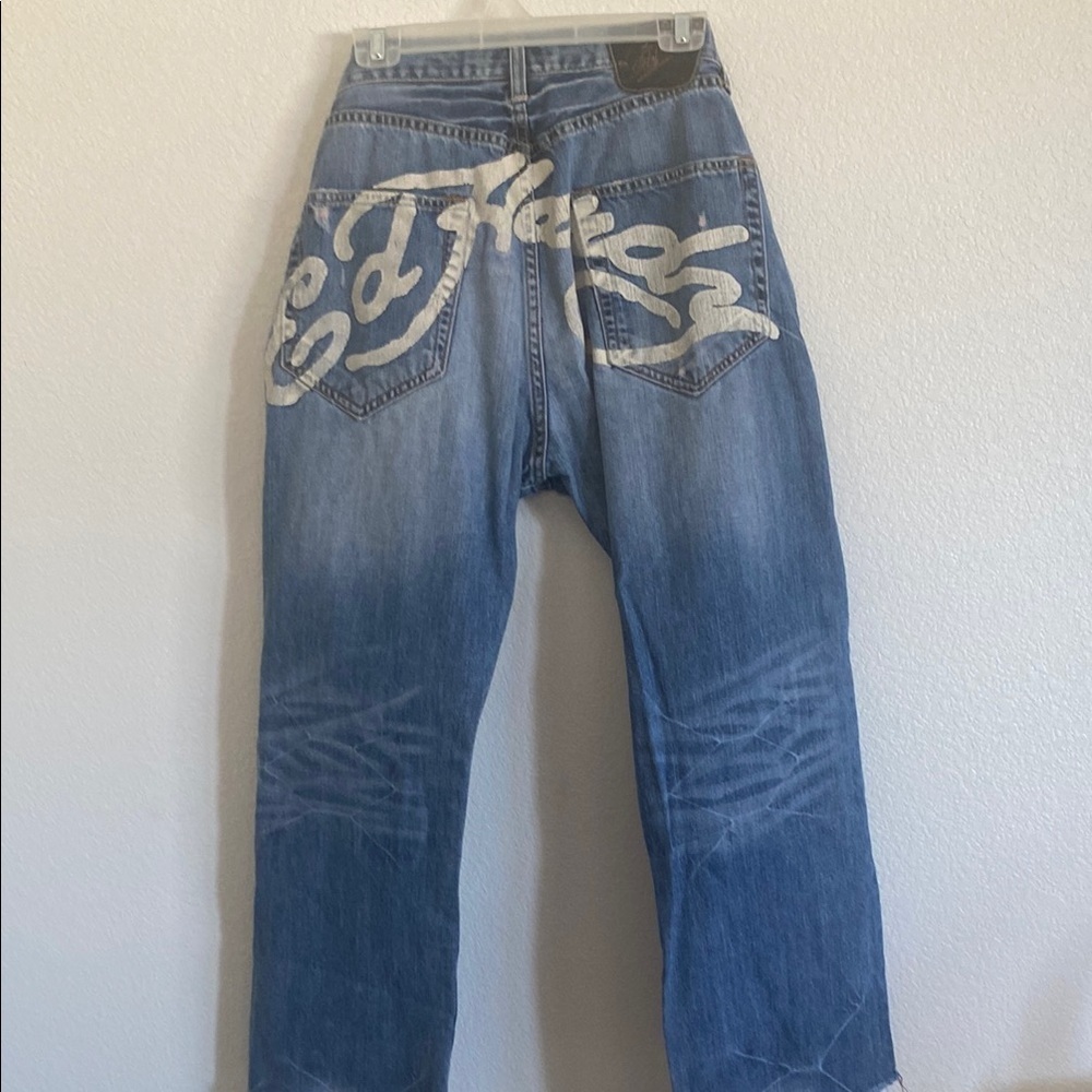 Relaxed Blue Jeans with Cropped Length and Distressed Details - Picture 4 of 10